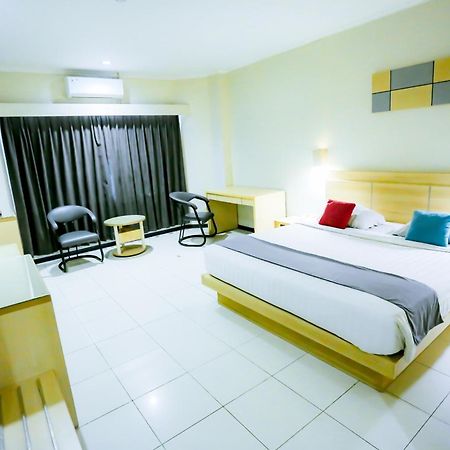 Merpati Hotel Понтіанак Екстер'єр фото
